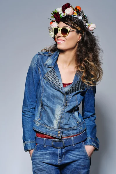 Lycklig kvinna i jeans outfit och solglasögon Royaltyfria Stockbilder