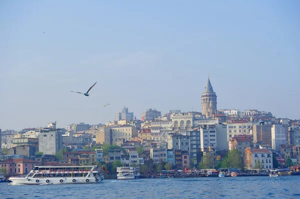 พื้นที่อ่าว Bosporus และมุมมองไปยัง Galata Tower — ภาพถ่ายสต็อก