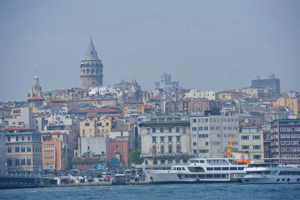 พื้นที่อ่าว Bosporus และมุมมองไปยัง Galata Tower — ภาพถ่ายสต็อก