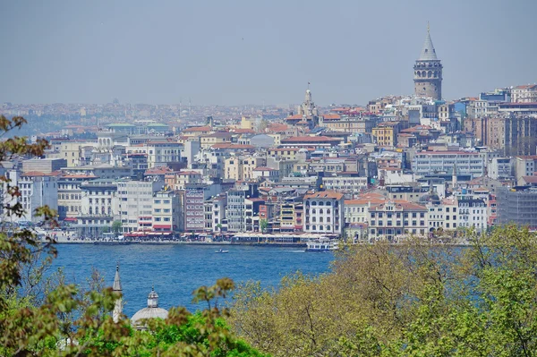 พื้นที่อ่าว Bosporus และมุมมองไปยัง Galata Tower — ภาพถ่ายสต็อก