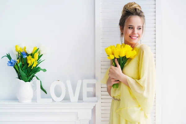 Mujer, amor y flores — Foto de Stock