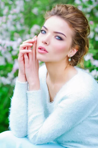 Mujer en florecimiento jardín de primavera — Foto de Stock