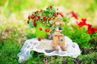 Yaban çilekleri natürmort