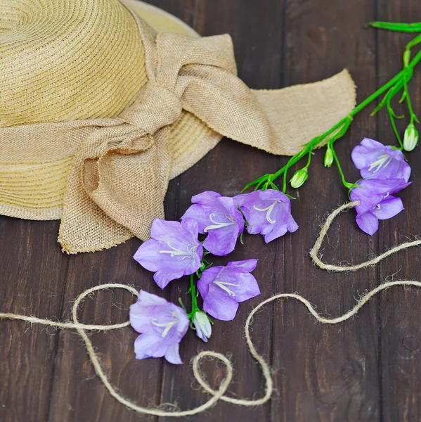 Nyári kalap és bell virágok — Stock Fotó