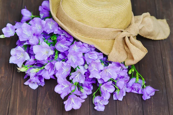 Letni kapelusz i bell kwiaty — Zdjęcie stockowe