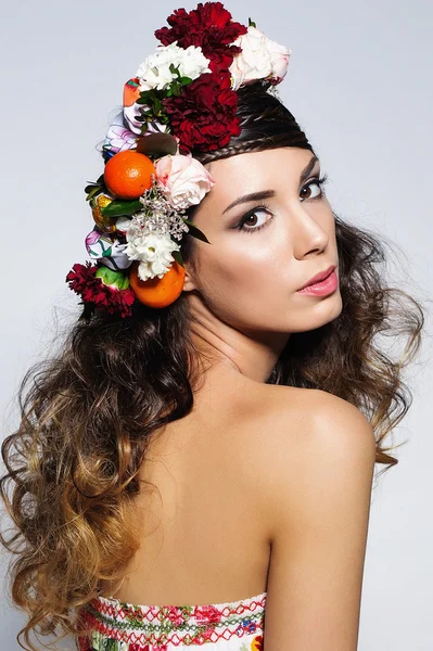 Красота портрет женщины в цветочной короне — стоковое фото