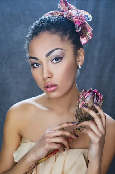 Красивый портрет молодой девушки смешанной расы — стоковое фото