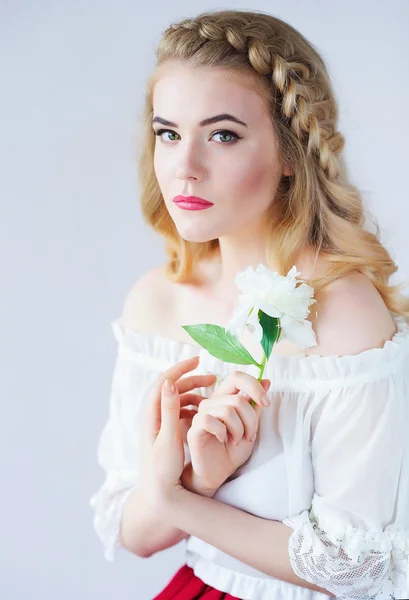 Mujer con flor de peonía — Foto de Stock