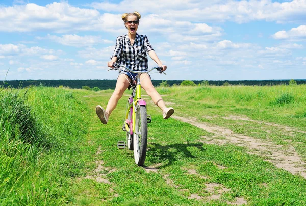 Piękna dziewczyna jazdy na rowerze na świeżym powietrzu — Zdjęcie stockowe