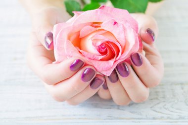 Pembe manikür ve gül