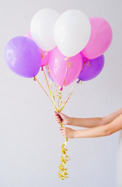 Balonlar tutan eller