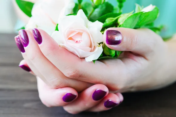 Růžový manikúru a růže — Stock fotografie