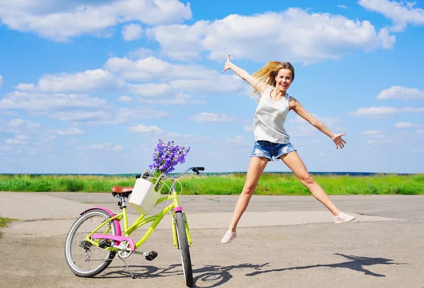Jeune fille gaie avec vélo à l'extérieur — Photo