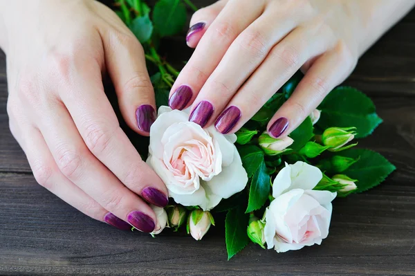 Uñas y flores cuidadas — Foto de Stock