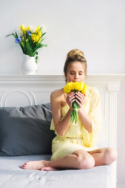 Mulher bonita com tulipas amarelas — Fotografia de Stock