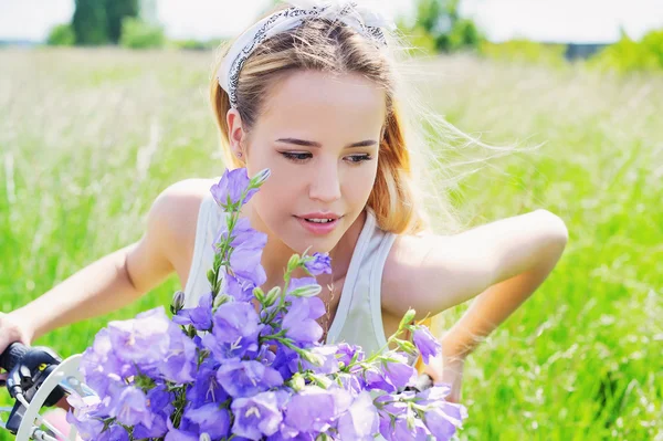 Mooi meisje in zomer veld — Stockfoto