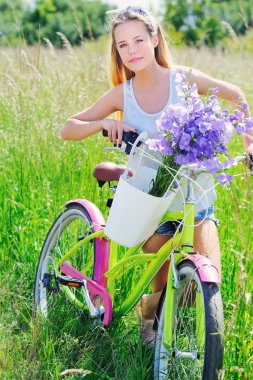 Güzel genç kız onu kruvazör bisiklet ile