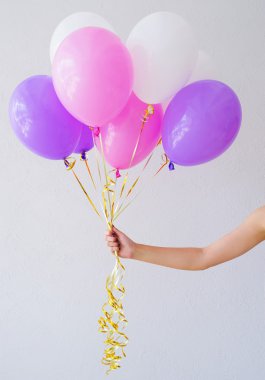 Balonlar demet holding kadın eller