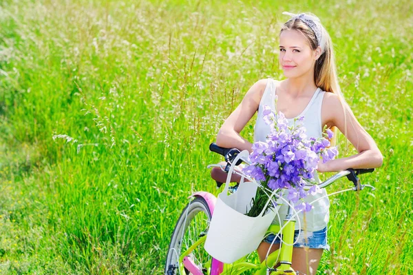 Beautiful young girl with her cruiser bike — Stock Photo, Image