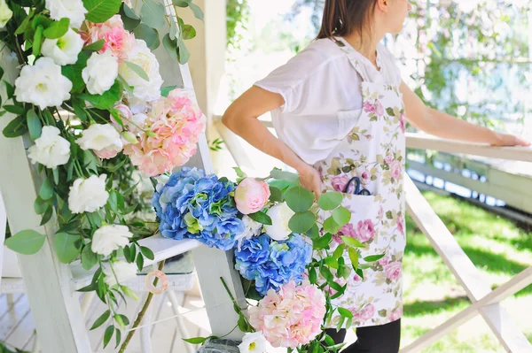 Florista mujer en el trabajo —  Fotos de Stock