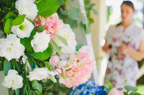 仕事で花屋の女性 — ストック写真