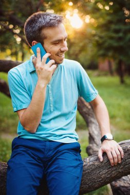  Yakışıklı genç adam telefonda konuşurken