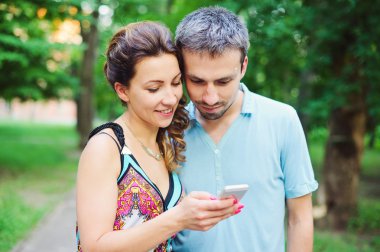 Yürüyüşe onların akıllı telefonlar ile genç Çift 