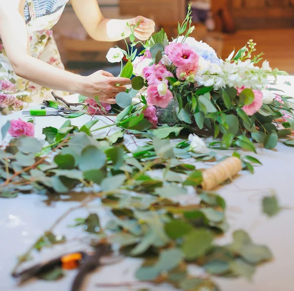 Florista mujer en el trabajo —  Fotos de Stock