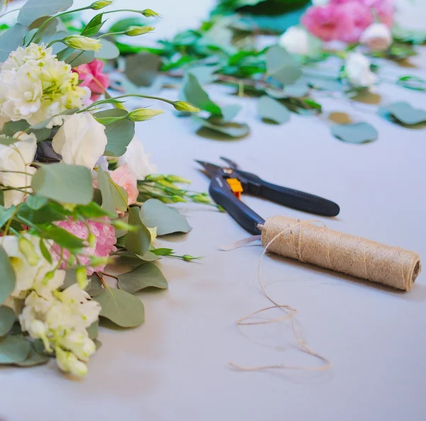 Spazio di lavoro fiorista per decorare ricevimento di nozze — Foto Stock