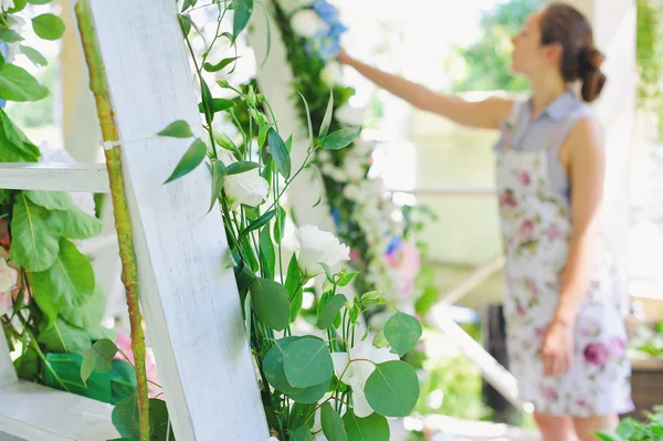 仕事で花屋の女性 — ストック写真