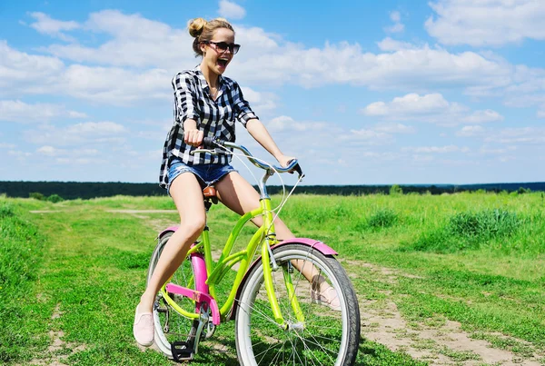 아름 다운 여 자가 타고 자전거 야외 — 스톡 사진