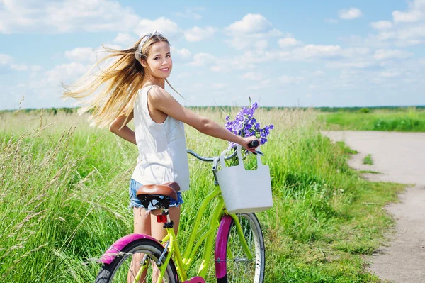 Beautiful young girl in summer field — Stock Photo, Image
