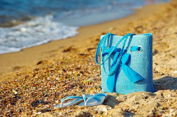 Beach bag and slippers — Stock Photo, Image