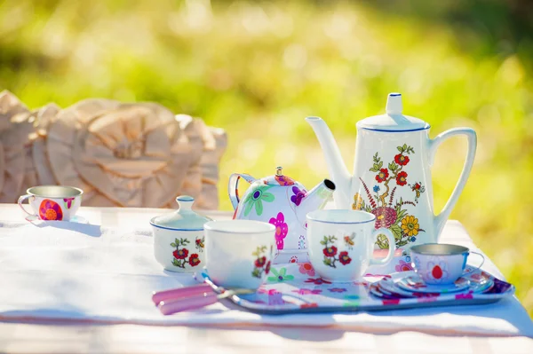 Bahçede çay çanak çömlek — Stok fotoğraf