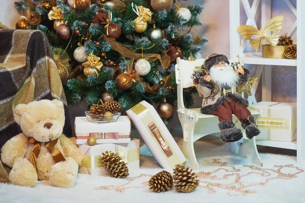 Speelgoed en geschenkdozen in de buurt van de kerstboom — Stockfoto