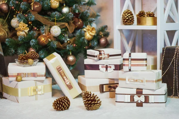 Karácsonyi ajándékokat a karácsonyfa közelében — Stock Fotó