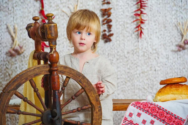 Kleiner Junge in der Nähe des Spinnrads — Stockfoto