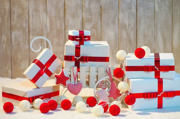 Karácsonyi ajándék dobozok, piros szalag íjak — Stock Fotó
