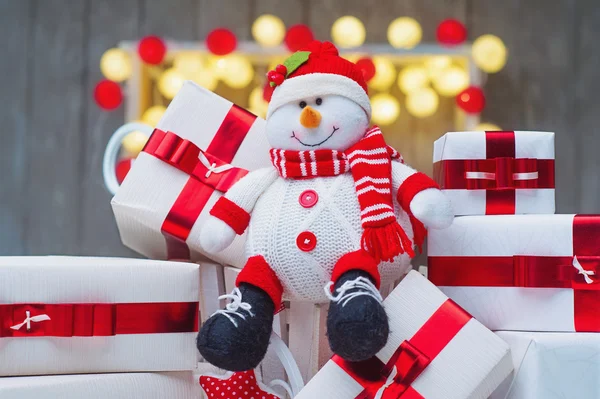 Cajas de regalo de Navidad con lazos de cinta roja —  Fotos de Stock