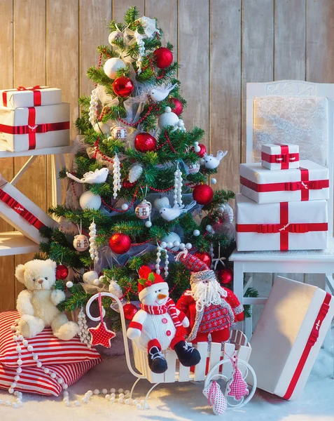 Kerstboom en kerstcadeaudozen — Stockfoto