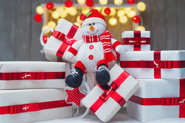 Kerstmis geschenkdozen met rood lint bogen — Stockfoto