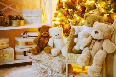 Oyuncak ayılar Noel ağacının altında