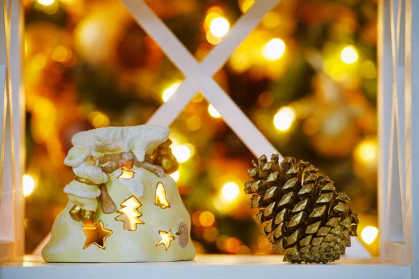 Cône décoratif près de l'arbre de Noël — Photo