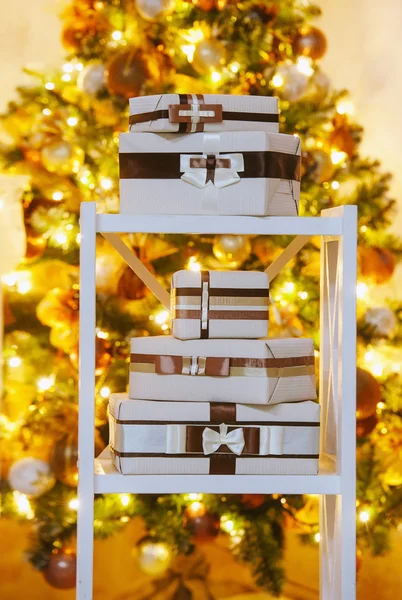 Cadeaux près de sapin de Noël — Photo