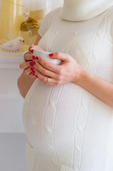 Schwangere mit Tasse — Stockfoto