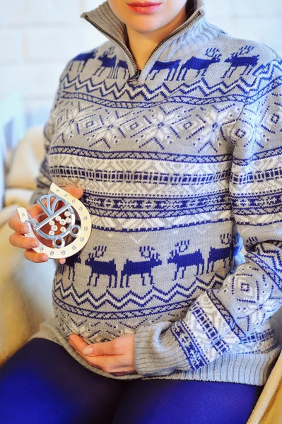 居心地の良いセーターで妊婦腹 — ストック写真
