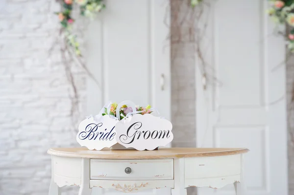 White table with bouquet — Stock Photo, Image