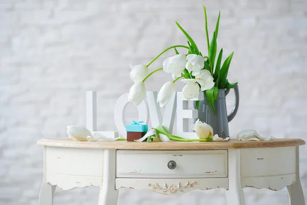 Fleurs blanches sur la table — Photo