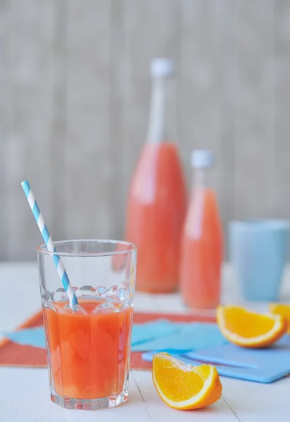 Frisch gepresster Grapefruitsaft — Stockfoto