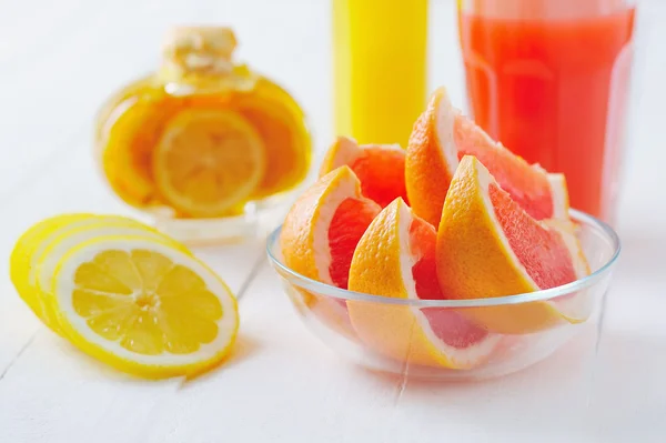 Lemons, grapefruit and fresh juice — Stock Photo, Image